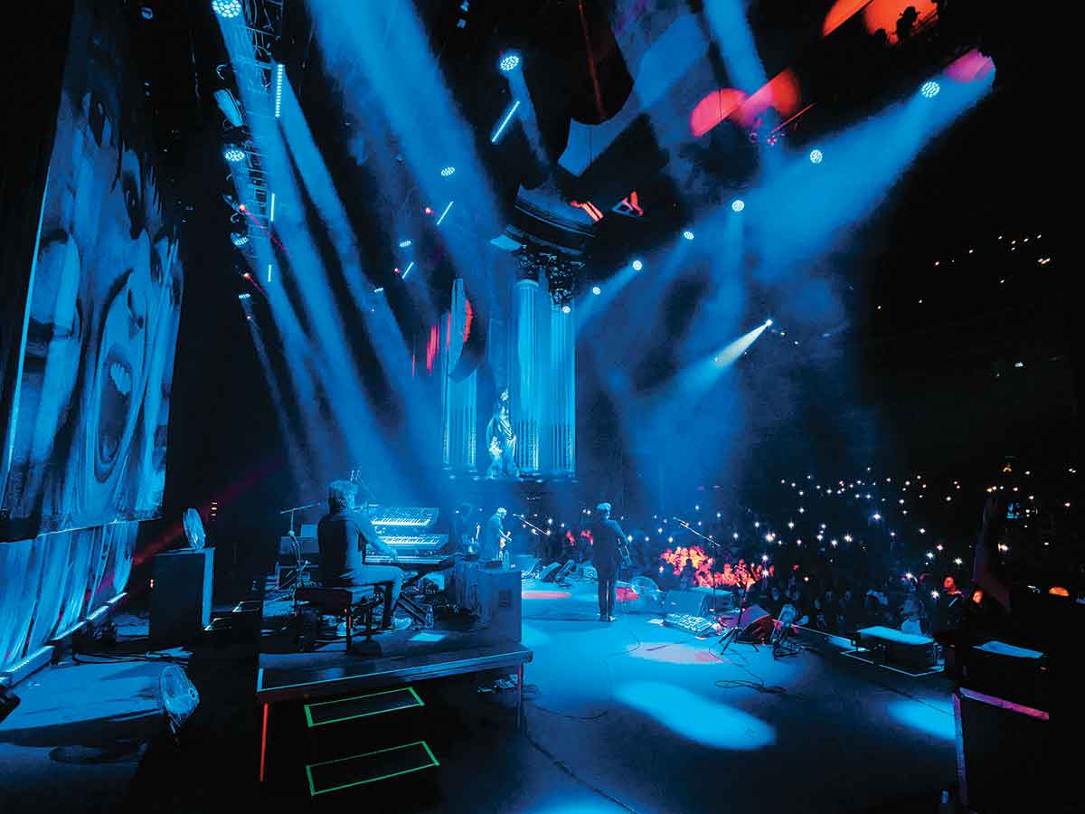 La verdadera historia detrás de la investigación más polémica del año: cómo un joven y su banda de amigos descubrieron una trama criminal que cambió la faz de la justicia.