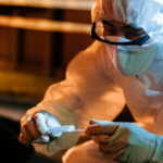 "La violencia desborda en la Gran Manzana: Un altercado doméstico se convierte en un enfrentamiento armado letal en el corazón de Nueva York, dejando como saldo 4 personas graves y una vida irreversible"