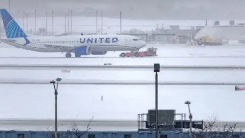Tormentas invernales provocan miles de cancelaciones de vuelos en Estados Unidos y complican viajes navideños