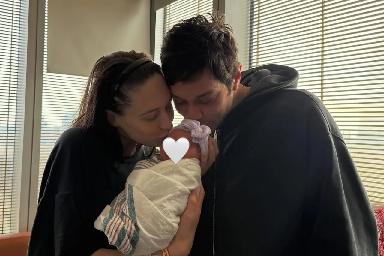 La sorprendente llegada de una nueva vida para Pete Davidson: Un bebé que cambia todo en el mundo del comediante.