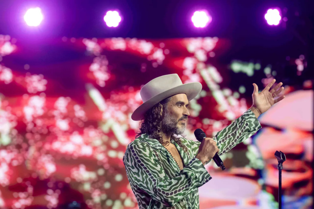 Acusaciones explosivas: nuevas denuncias de violencia y explotación rodean a la estrella de Hollywood Russell Brand