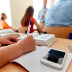 "La revolución digital en la educación: un senador propone una medida histórica para proteger la infancia y promover el aprendizaje sin distracciones"