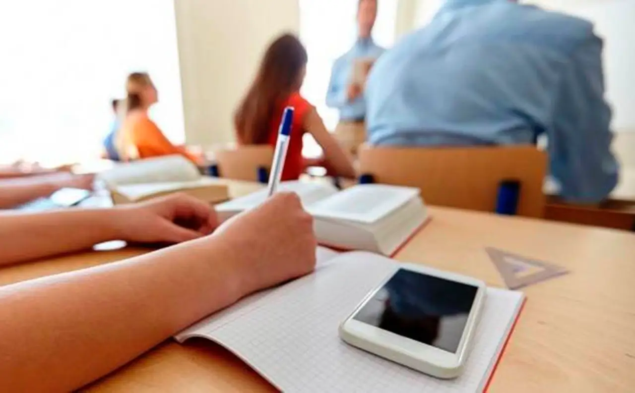 "La revolución digital en la educación: un senador propone una medida histórica para proteger la infancia y promover el aprendizaje sin distracciones"