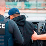 "Trump apunta a la crisis en Minnesota: Amenazas de aplicar la Ley de Insurrección para calmar las aguas después de una noche de confrontaciones entre agentes del ICE y manifestantes"