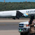 "Vuelta a casa: histórico aterrizaje en Venezuela de avión con 182 migrantes repatriados desde EE.UU. después de una emocionante hazaña humanitaria"