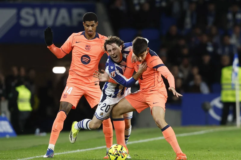 La Larga Noche en La Liga: El Barcelona Sufre Derrota Crítica Contra la Real Sociedad y Ve Su Dominio En Peligro