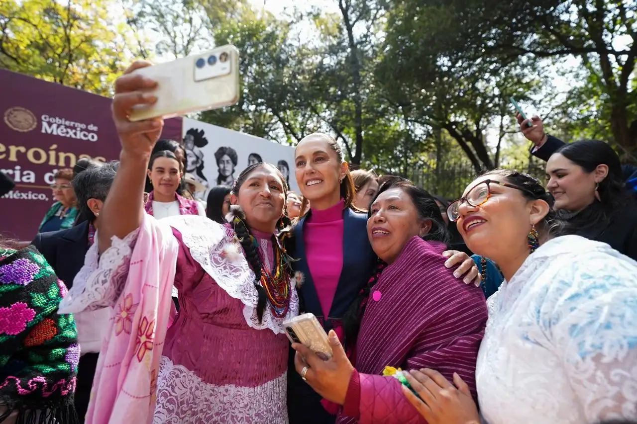 La lucha por la memoria y el reconocimiento: Sheinbaum dedica monumentos a mujeres indígenas en corazón de la Ciudad de México.