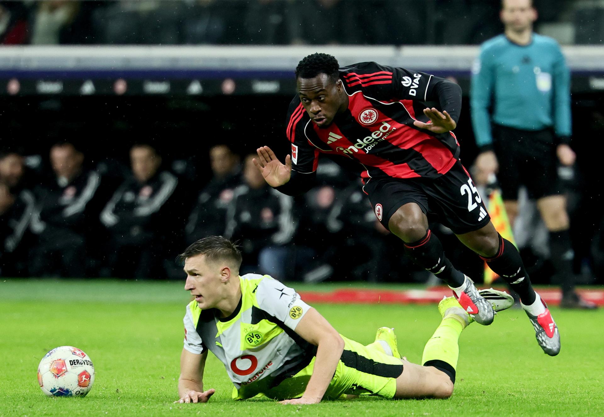 El milagro del fútbol: Chukwuemeka y Dortmund se escapan de la derrota en un thriller hasta el final