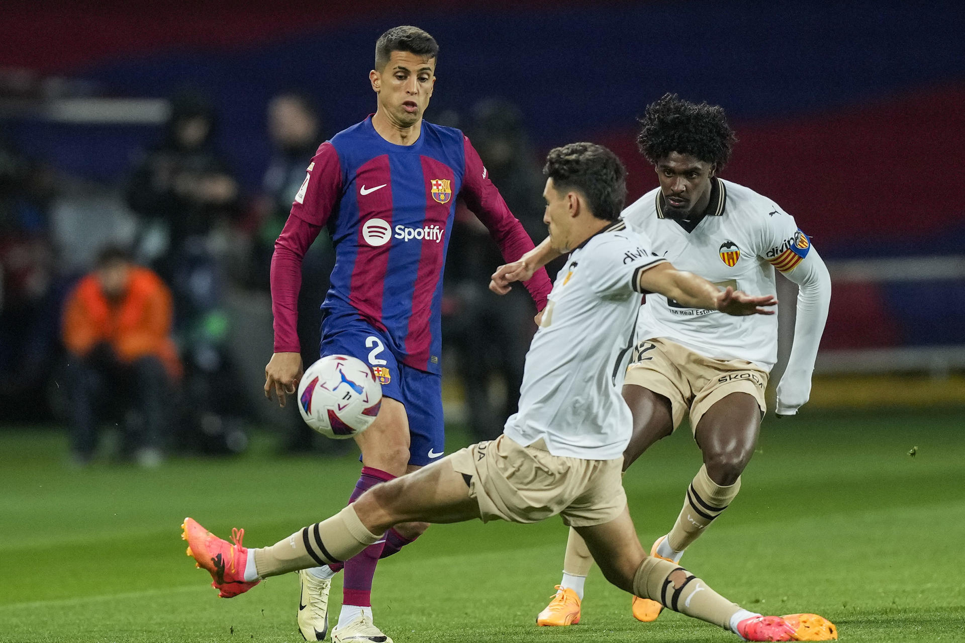 El regreso triunfal de Cancelo: El portugués dará un giro decisivo a la historia del Barça en su vuelta al Camp Nou.