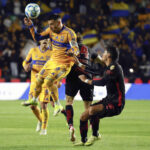 La Fiebre del Fútbol: Tigres de la UANL arrebatan la punta al Reducto Tolomenco con contundente victoria en el Estadio Universitario.