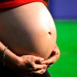 Estudiante de preparatoria de 16 años, da a luz en los baños de su escuela en Chiapas