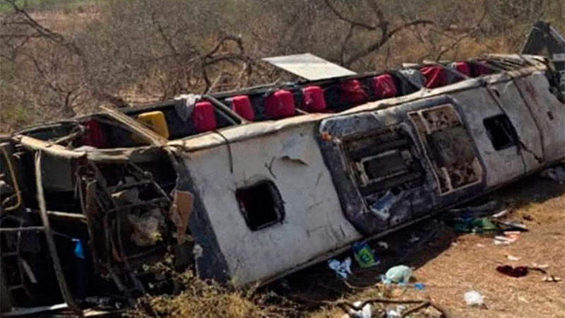 Vuelca autobús de peregrinos en Brasil, dejando 15 personas sin vida, entre ellos, 3 menores de edad