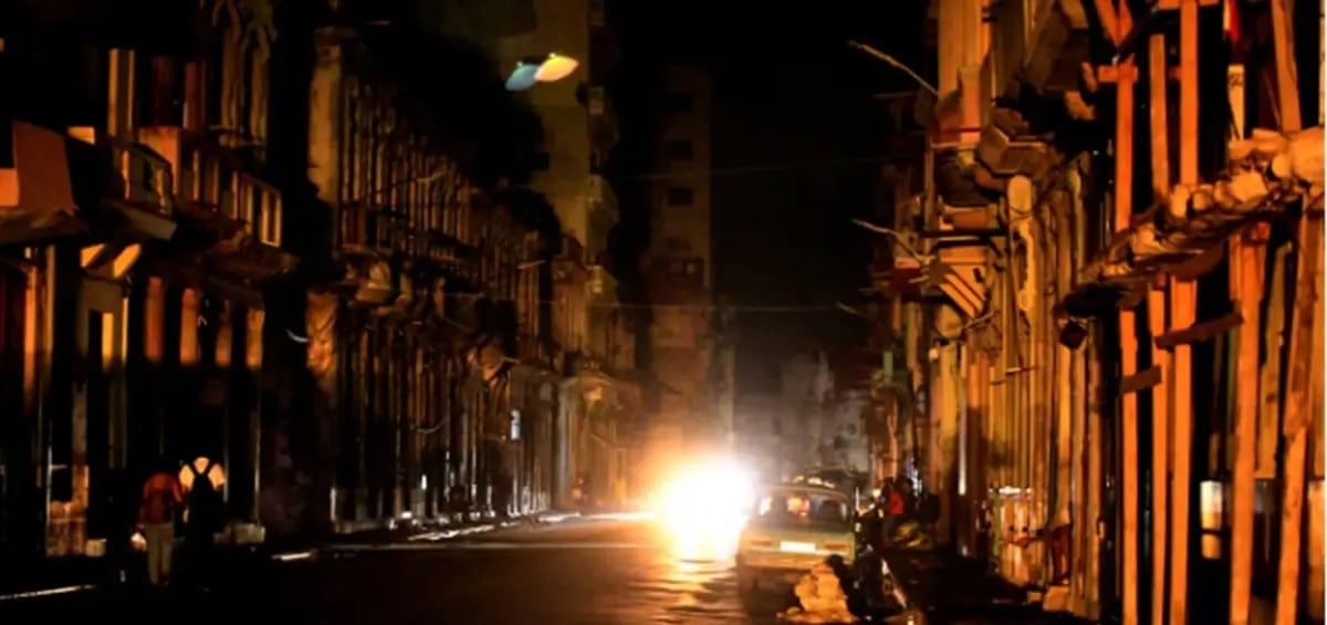 Cuba enfrenta crisis energética y eléctrica, poniendo a la nación en un estado de parálisis.