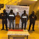 Una mujer venezolana es detenida en Ecuador mientras transportaba explosivos relacionados con un grupo criminal.